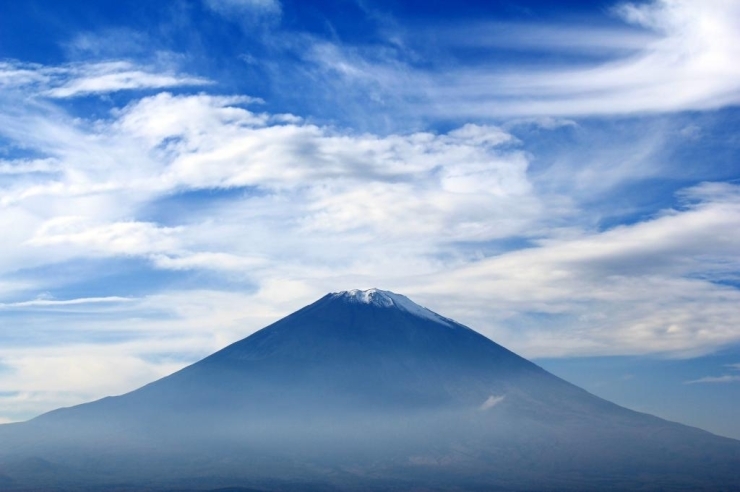 風の強い日の秋<br>風邪で雲は舞いその下には雪を頂いた富士山<br>【 ｉモード さんからの投稿】<br>