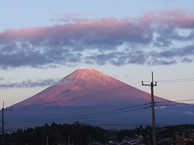  朝撮れました。朝日があたり、赤富士になって綺麗でした。<br>【みっちゃん　さんからの投稿】