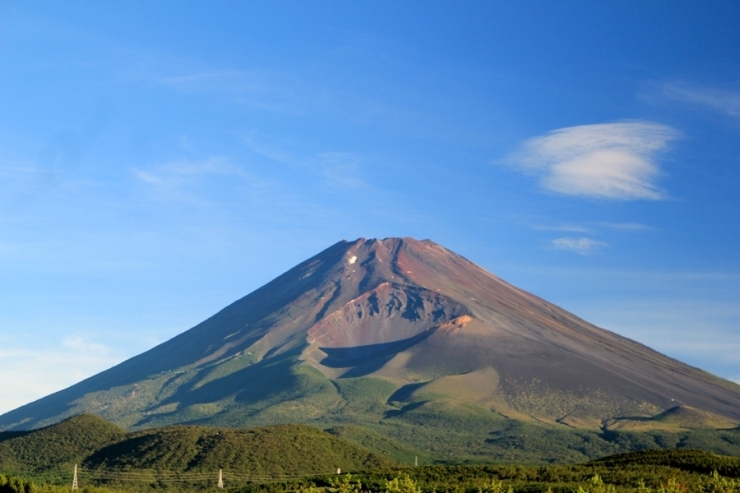 宝永火口を正面に男前の富士山<br>【 ｉモード さんからの投稿】