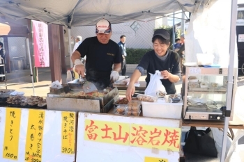 ろばた鈴木さん、溶岩焼きでいい匂いです。