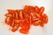 【2】ミニトマトは６等分のくし形に切る。
