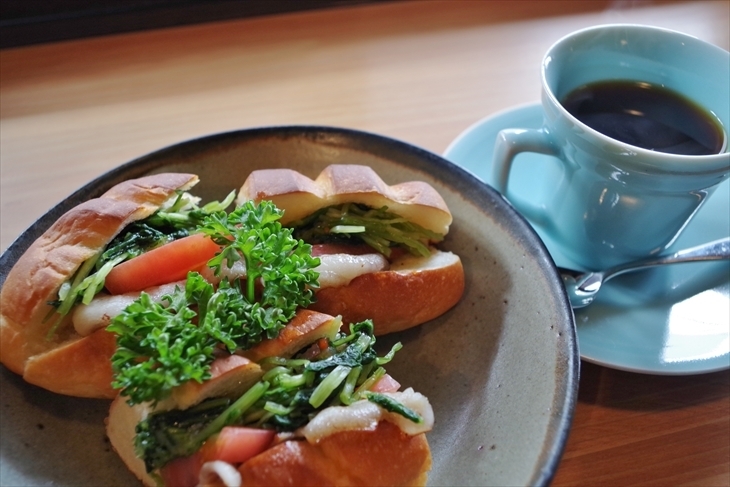 ベーコンとみぶ菜のサンドと市川屋ブレンドコーヒーのセット（1100円）。みぶ菜とベーコンの食感が新しい