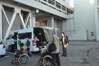 身体障害者デイサービスセンターの方々も介護車で来場