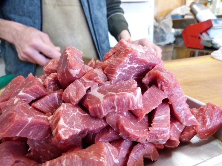 ごろんごろん、と山盛りのお肉は圧巻の光景