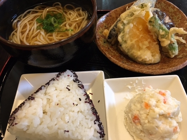 ○得定食　７００円（税込み）<br>うどん・天ぷら・おにぎり・ポテトサラダの４点セットです。<br>
