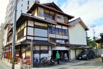 会場の五条会館は老舗旅館のような佇まい。