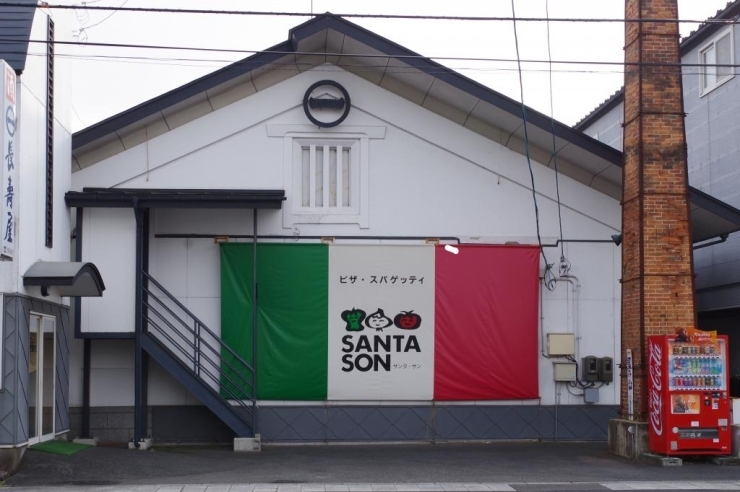 大きな看板が目印！看板の前が駐車場です。