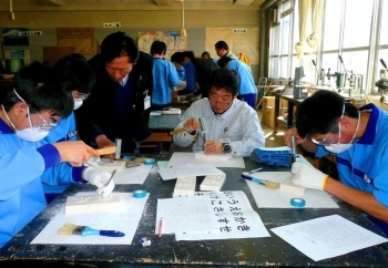 表札を作る東高津中学校の生徒たち