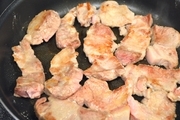 【4】フライパンにオリーブ油小さじ１を熱し、<br>中火で豚肉を焼く。両面焼いたら鍋に入れる。