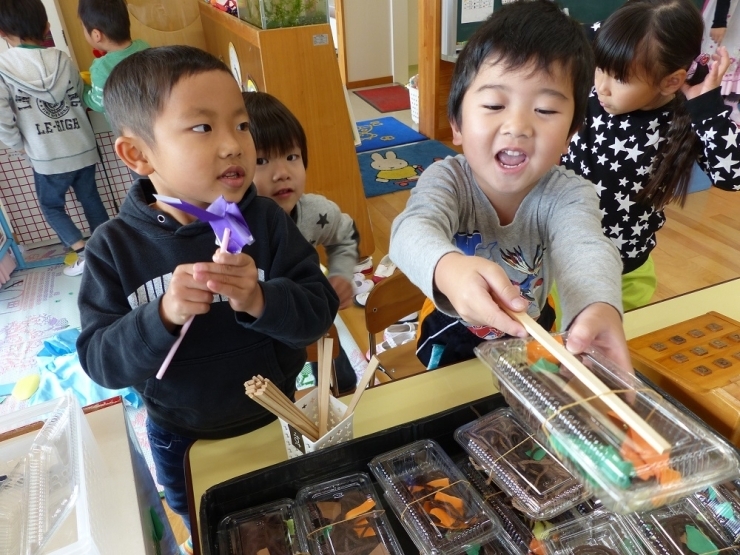 「焼きそばかって行って！」とっても元気な売り子さんです。