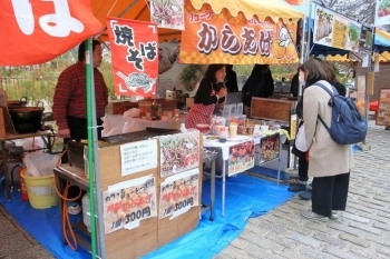 梅小路活性化委員会の屋台<br>京野菜焼きそば・ポン酢唐揚げとおさつスティック<br>地元の食を担う商店街のこだわり食材を使ったフェスオリジナル商品。