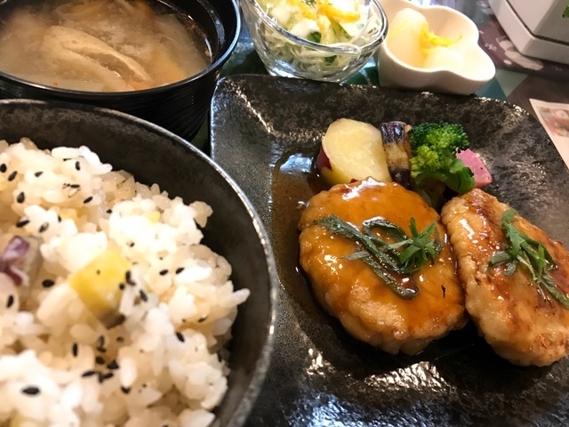 【　和御膳　】<br>・豆腐とレンコンの鶏つくね　照焼きソース　旬の温野菜ぞえ　・小鉢（ふろふき大根）<br>・ミニサラダ　・炊き込みご飯　・お吸い物