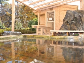 木製の湯船が特徴の露天風呂「ピラミッド元氣温泉」