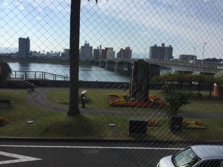 窓からは大淀川を一望