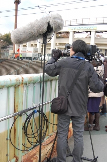 陸橋の上で構えるカメラマンさん