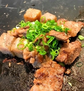 すじコン焼き　480円（税別）<br>（時間をかけて煮込んだこだわりのすじ肉はビールのあてに最適！）