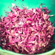 【1】紫キャベツは千切りにする。<br>ボウルに入れて塩小さじ1/4をまぶす。