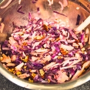 【5】ボウルに、紫キャベツ、タマネギ、リンゴを入れて、<br>酢とオリーブオイル、マヨネーズを加えて混ぜる。<br>クルミと胡椒加えて混ぜ,塩で味を整える。