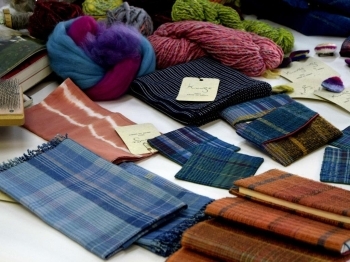手作業で染め、紡ぎ、織られた織物