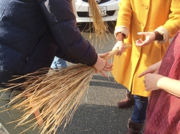 湿らせた稲を根元から左巻きに・・・