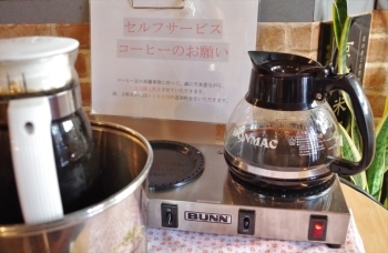 コーヒーはセルフサービスですが、ホットとアイスが選べて、すべてのランチメニューについています。2杯目からは100円