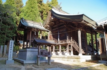 【本殿】<br>本殿手前は境内社・武甕槌(タケミカヅチ)神社