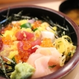 『玉寿司』で店主が築地で仕入れた新鮮魚介が食べられる「ばらちらし」ランチ【新座】