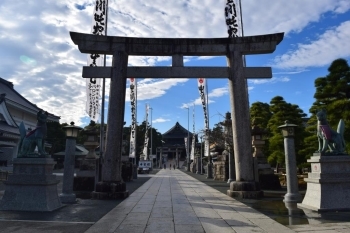 豊川稲荷　本殿へ