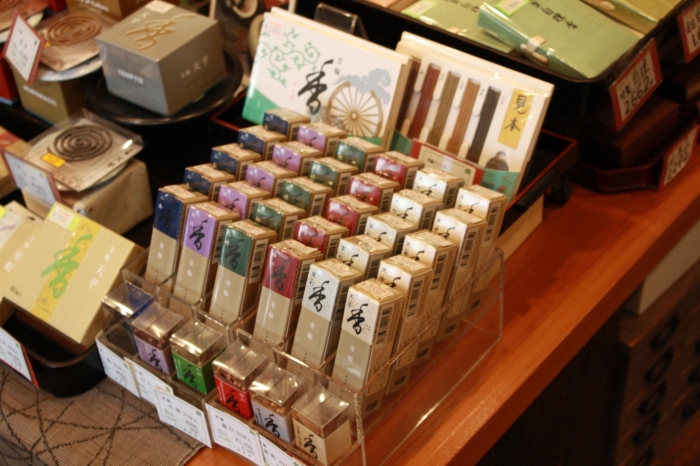仕入れの難しい商品も並ぶ県内唯一のお香専門店