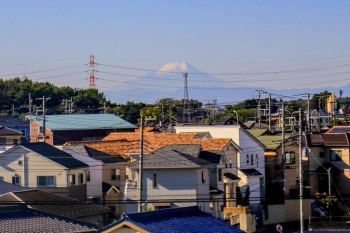 高架を走るニューシャトルからは天気が良いと富士山が見える