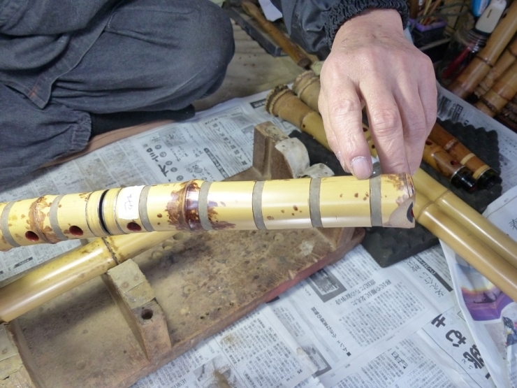竹の皮を少し削ったところに籐の紐を巻いて装飾と強度を兼ねています。