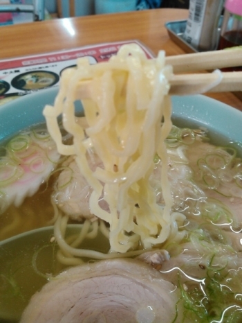 麺は中太ちぢれ麺