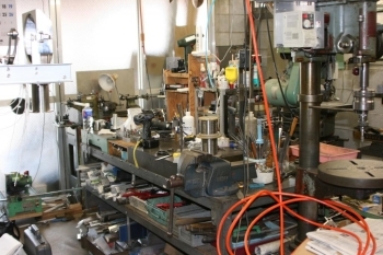 たくさんの機械や工具が並ぶ工場内