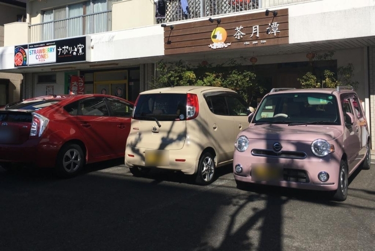 ランチタイムは車がいっぱい！