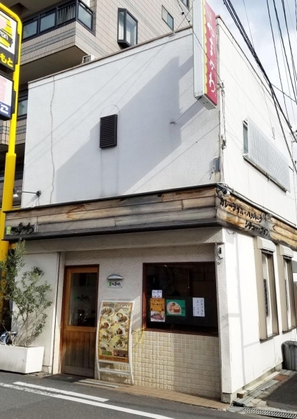 洋食やまかわの右側は、ローソン、そして、その隣は「ドーナツ屋」さん！