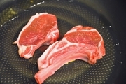 【5】フライパンを弱めの中火にかけ<br>オイル少々（分量外）を敷いて<br>お肉のマスタードを塗った方を下にして並べて焼く。