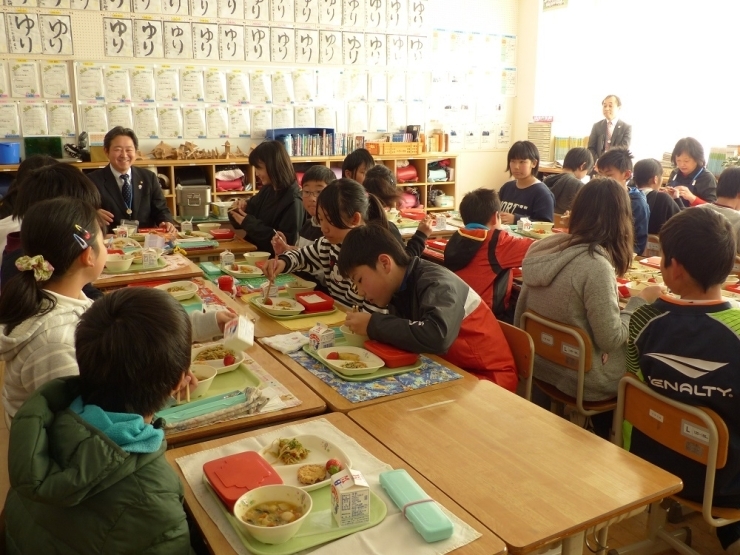 「いただきま～～～す！」学校での楽しみは「給食！」ですね。