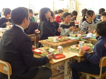 食事をしながらだと会話もはずみますね♪