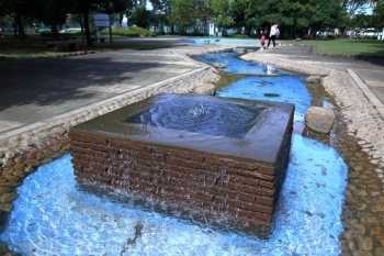 水源地から流れた水が円形の池へ流れ込みます