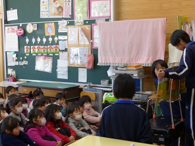 中学生のお話の仕方が上手！　園児たちも絵本に引き込まれてる～