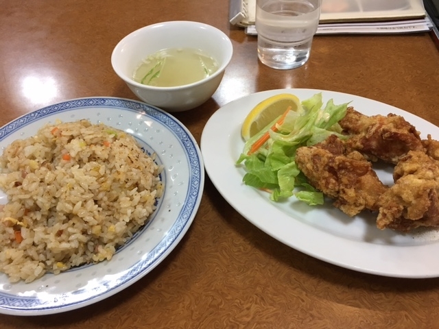 日替定食　７００円（税込み）<br>今日のメニューはチャーハンと唐揚げという王道でした。<br>