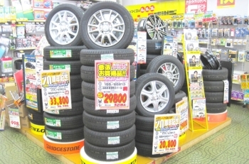店内にも店外にも、タイヤがたくさん！！