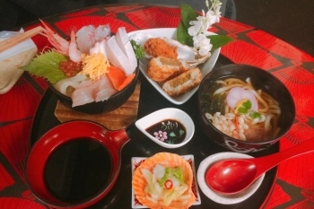 「よくばりミニ海鮮丼」1300円<br>海鮮丼・うどん・かきフライ・コロッケ・お漬物<br>