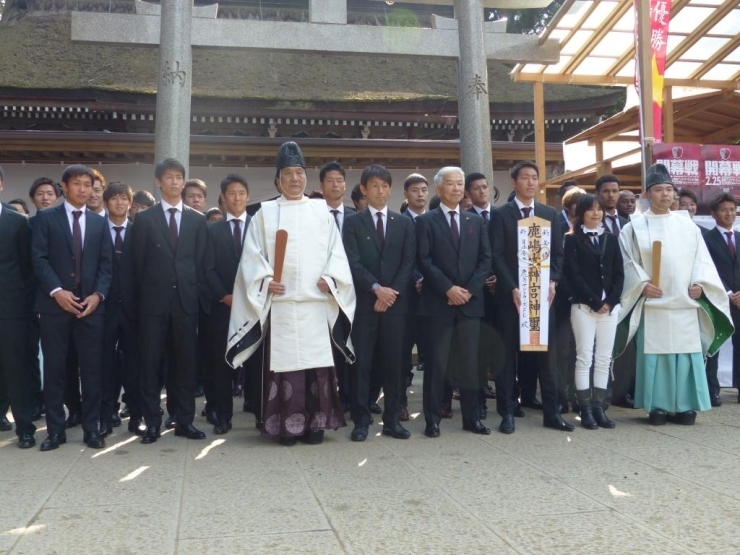 鹿島アントラーズの選手と鹿島神宮祭主、かしま大使　相川七瀬さんの記念撮影！