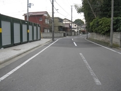 歩道橋を上り、右手に進みます。最寄に京成みどり台駅があります。