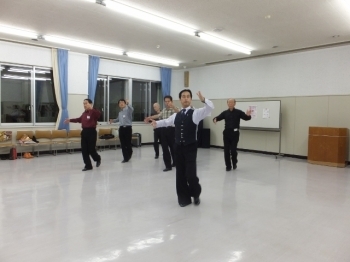 男の先生の指導で、男性だけが踊ります。