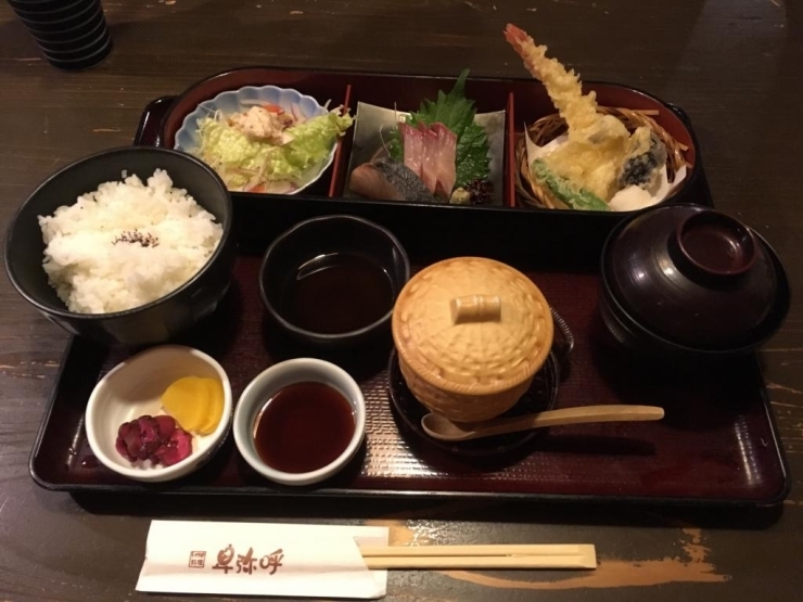 「ひみこ定食」￥1,060<br>天ぷら・お造り・サラダ・茶碗蒸し・味噌汁・漬物・ご飯