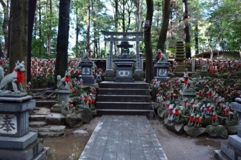 豊川稲荷　霊狐塚