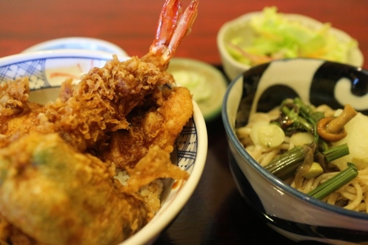 「天丼」ミニ蕎麦かうどん（温・冷）付　1100円（税込）