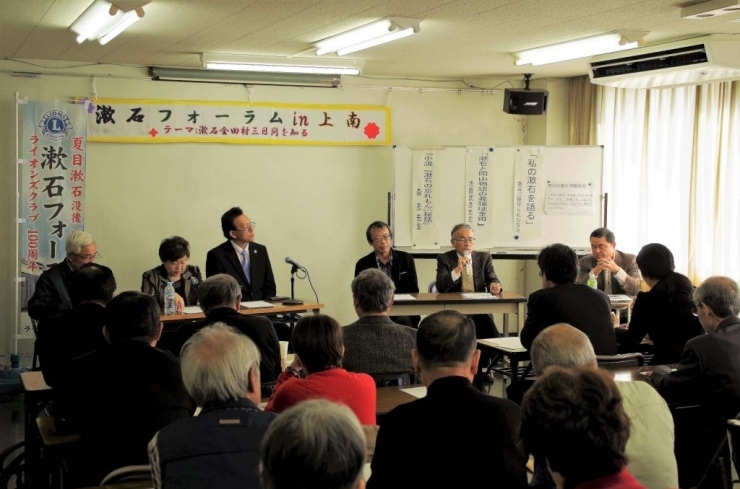 【座談会】右から<br>岡西公民館館長、松村裕正さん。<br>吉備路文学館副館長、熊代正英さん。<br>岡山の夏目金之助（漱石）著者、横山俊之さん。<br>日之出醤油小泉醸造所　小泉真さん。<br>元東京芸大教授、瀧井敬子さん。<br>郷土史研究家、辻野喬雄さん。<br>